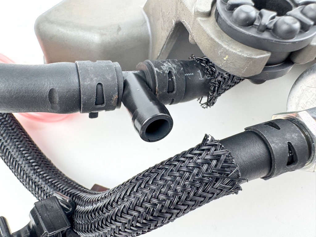 2013 Yamaha 250 HP 4 Stroke Outboard VST Float Chamber Assembly 6CB-14180-05-00 OEM