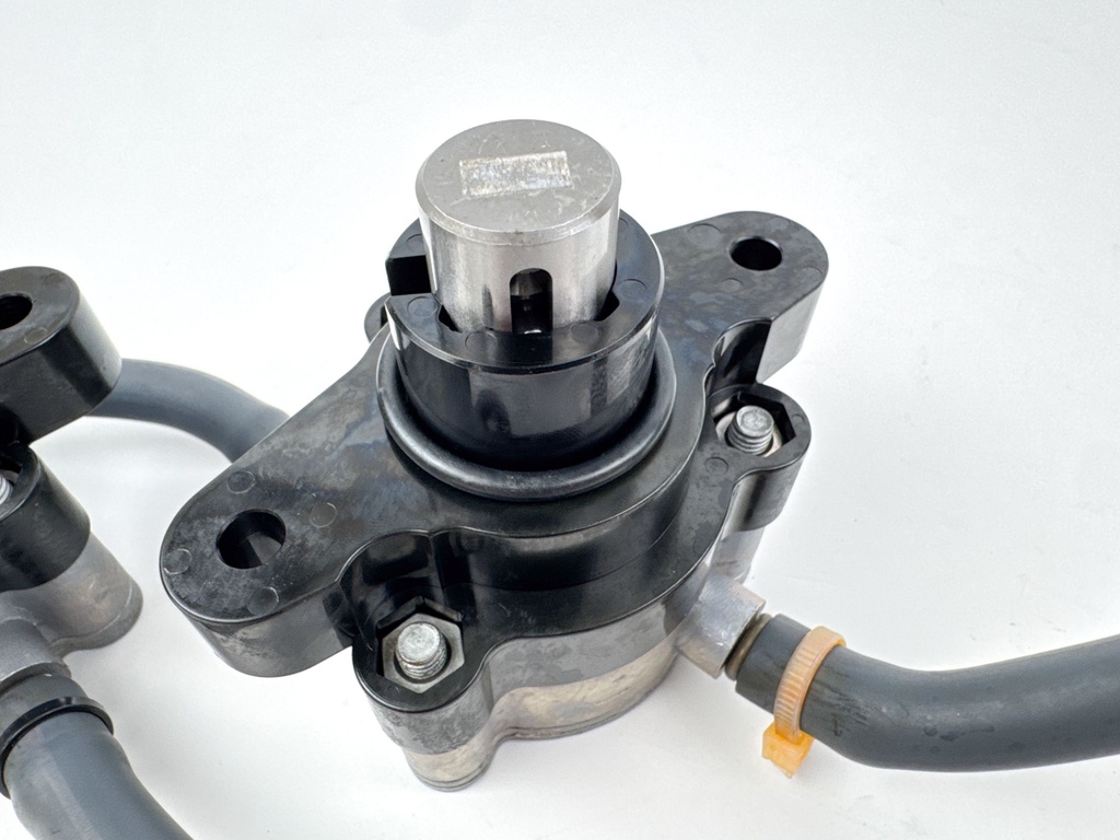 2004 Yamaha 150 HP 4 Stroke Outboard Fuel Pump 63P-24410-00-00 OEM