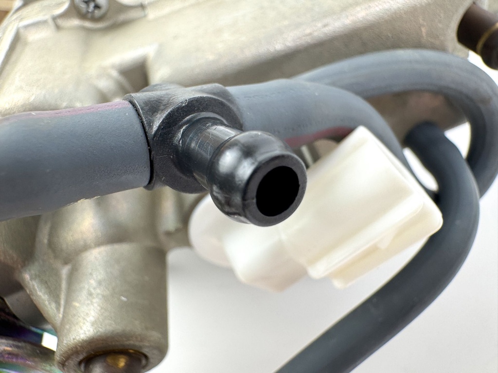 2004 Yamaha 150 HP 4 Stroke Outboard VST Float Chamber Assembly - Tested