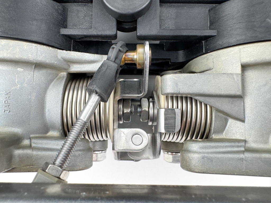 2004 Yamaha 150 HP 4 Stroke Outboard Intake Manifold & Throttle Body 63P-14200-00-00 OEM