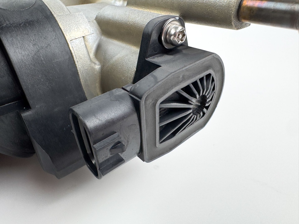 2004 Yamaha 150 HP 4 Stroke Outboard Intake Manifold & Throttle Body 63P-14200-00-00 OEM