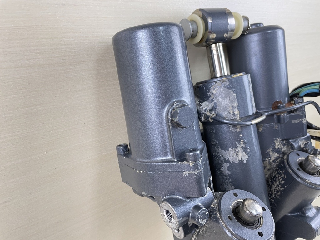 2002 Yamaha 225HP 4 Stroke Outboard Power Trim & Tilt Unit Assembly 69J-43800-00-4D