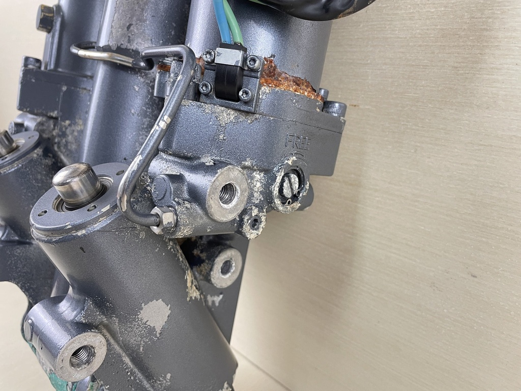 2002 Yamaha 225HP 4 Stroke Outboard Power Trim & Tilt Unit Assembly 69J-43800-00-4D