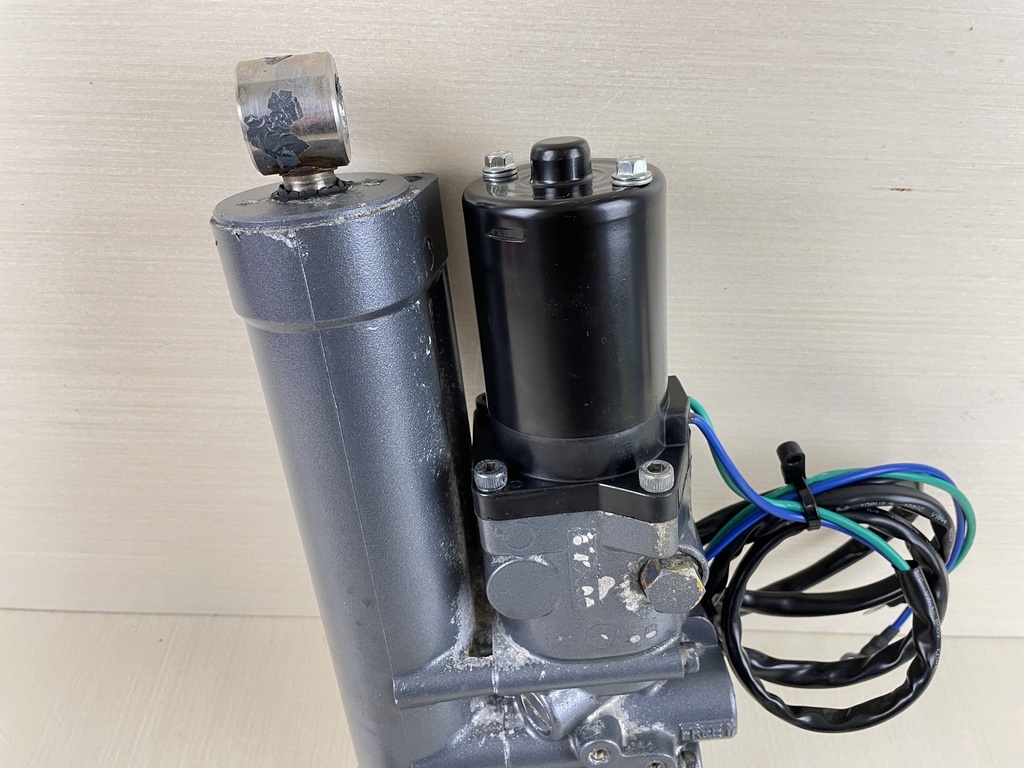 2002 Yamaha 30HP 4 Stroke Outboard Power Trim & Tilt Unit Assembly 67C-43800-00-4D  