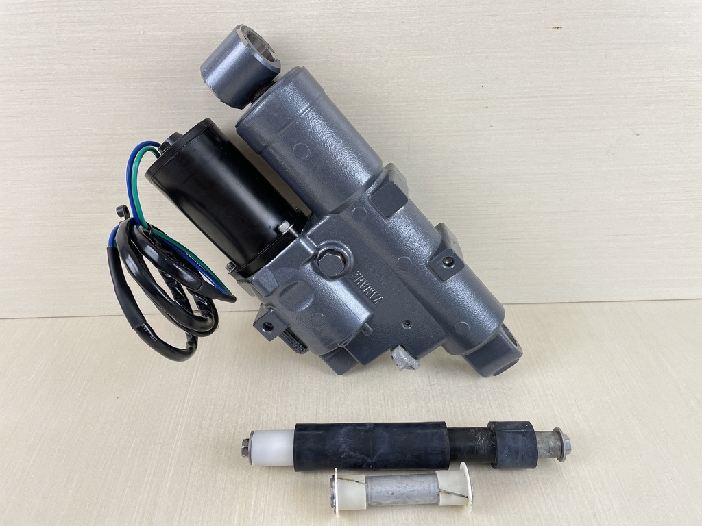 2002 Yamaha 60HP 4 Stroke Outboard Power Trim & Tilt Unit Assembly 69W-43800-00-8D  