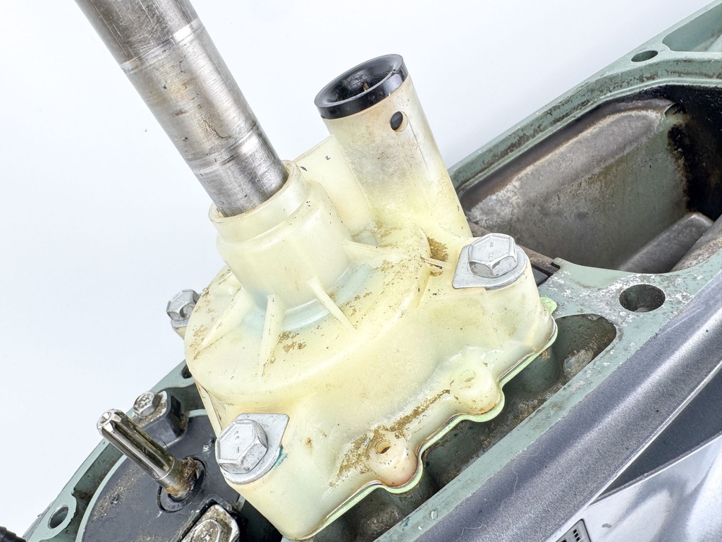 1996-2005 Yamaha 150 175 200 HP 2 Stroke 25" XL Lower Unit Gear Case 64E-45300-24-8D