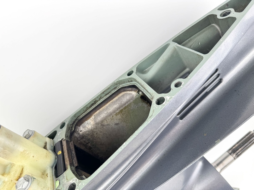 1996-2005 Yamaha 150 175 200 HP 2 Stroke 25" XL Lower Unit Gear Case 64E-45300-24-8D