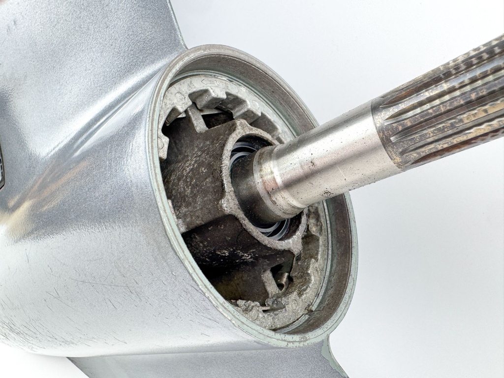 1996-2005 Yamaha 150 175 200 HP 2 Stroke 25" XL Lower Unit Gear Case 64E-45300-24-8D