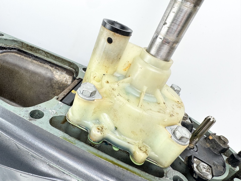 1996-2005 Yamaha 150 175 200 HP 2 Stroke 25" XL Lower Unit Gear Case 64E-45300-24-8D