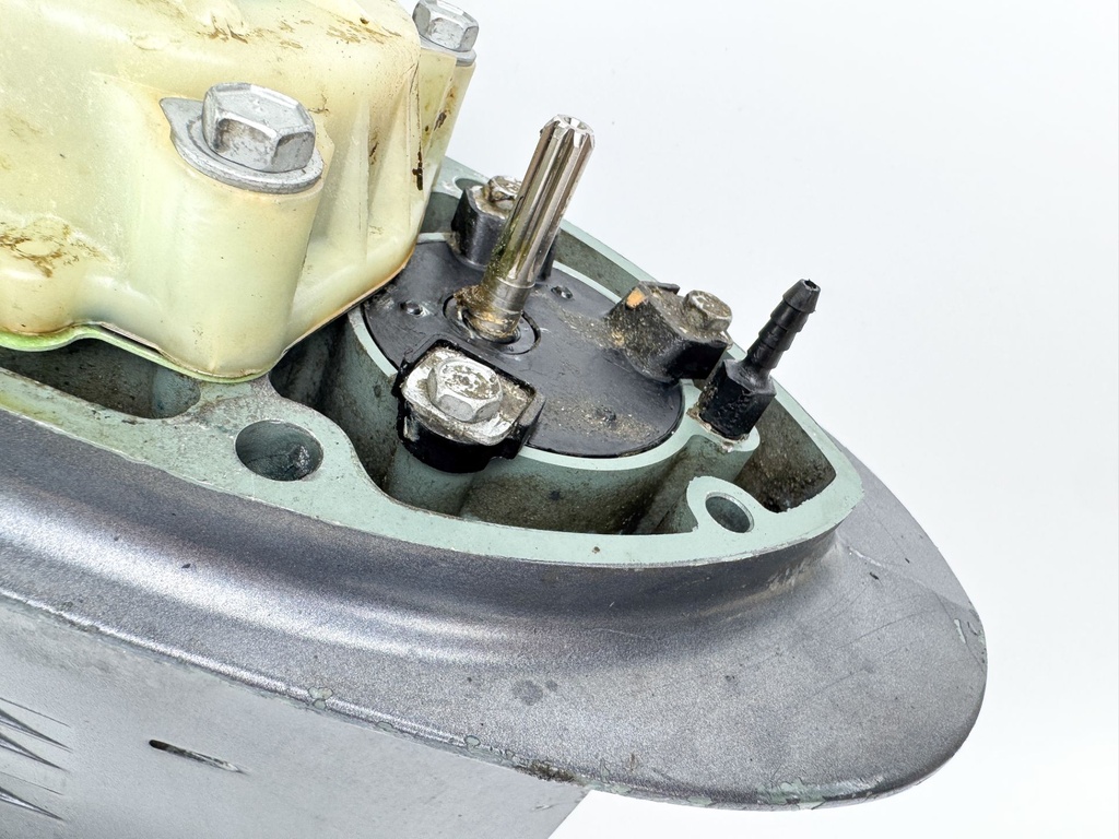 1996-2005 Yamaha 150 175 200 HP 2 Stroke 25" XL Lower Unit Gear Case 64E-45300-24-8D