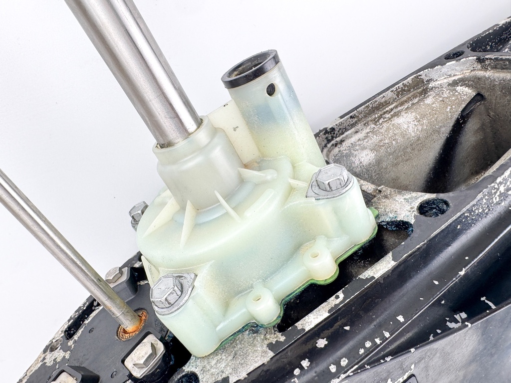 2004 + Yamaha 150HP 4 Stroke 25" XL Lower Unit Gear Case 63P-45300-17-8D RH SEI