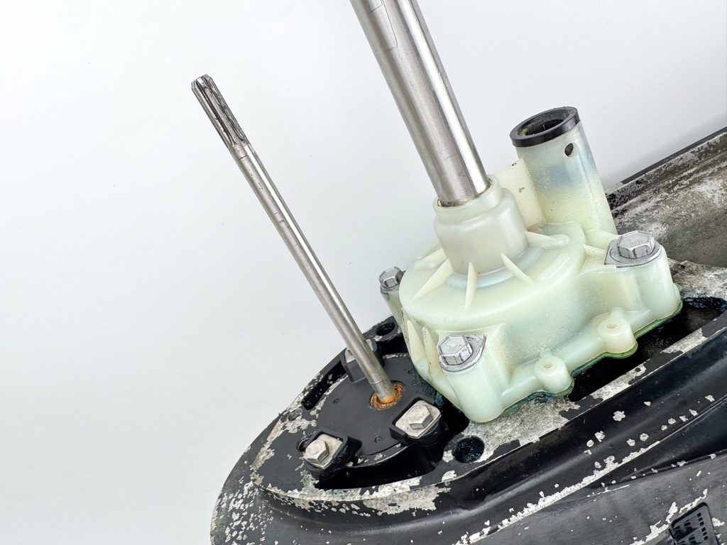 2004 + Yamaha 150HP 4 Stroke 25" XL Lower Unit Gear Case 63P-45300-17-8D RH SEI