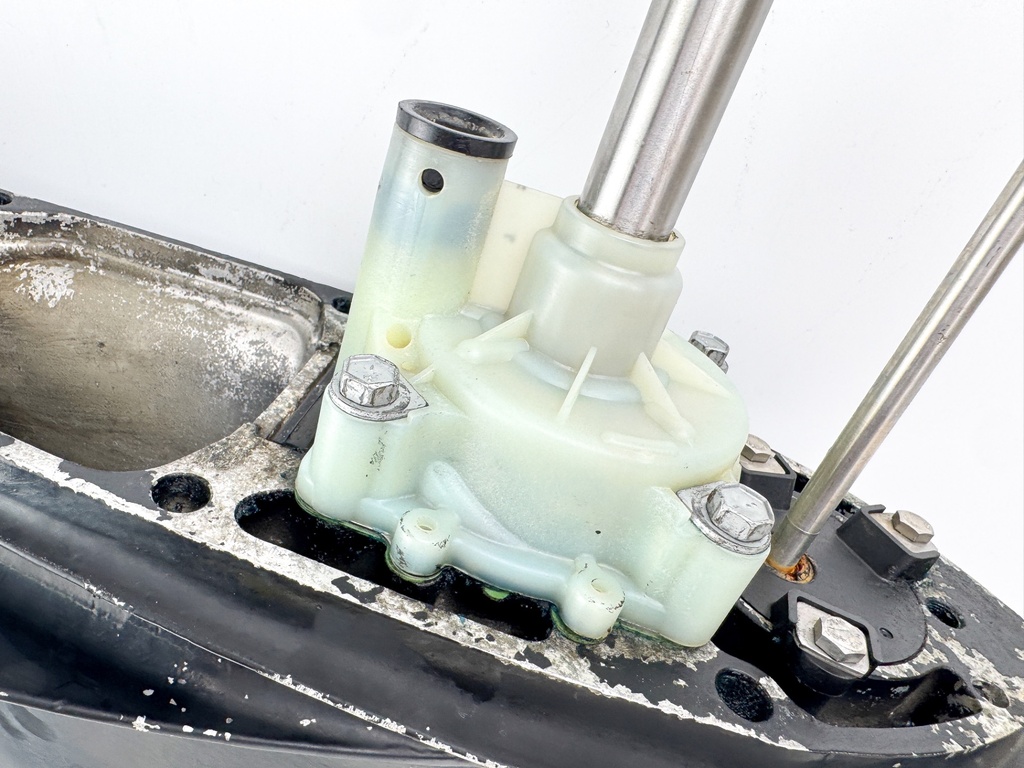 2004 + Yamaha 150HP 4 Stroke 25" XL Lower Unit Gear Case 63P-45300-17-8D RH SEI