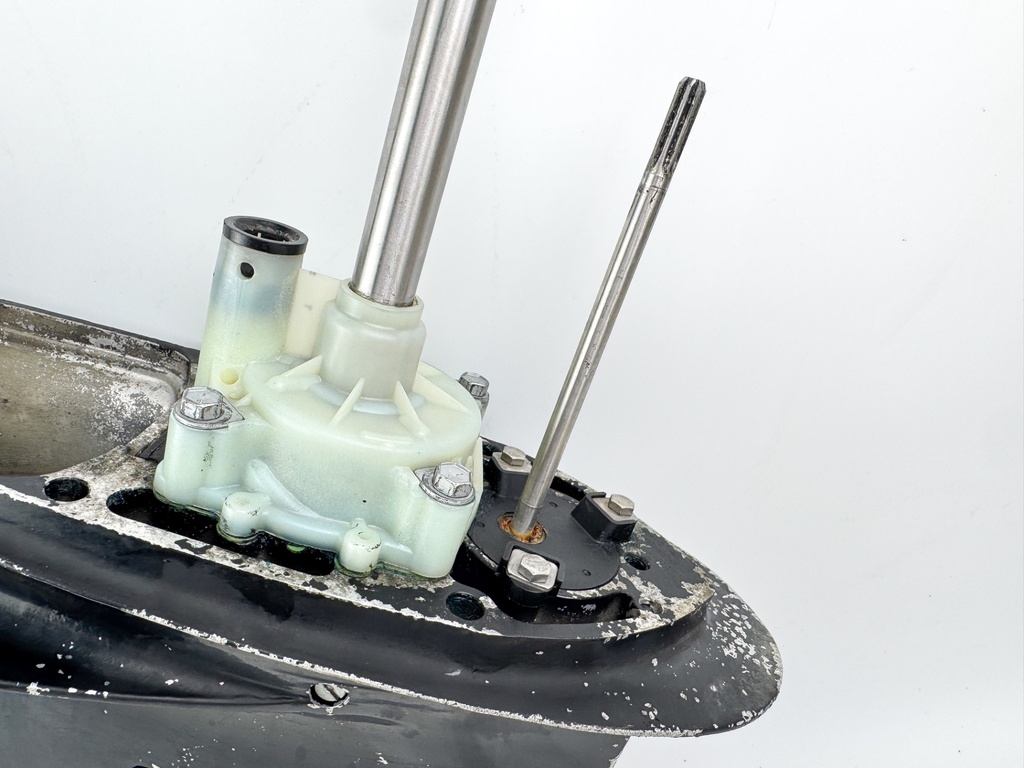 2004 + Yamaha 150HP 4 Stroke 25" XL Lower Unit Gear Case 63P-45300-17-8D RH SEI