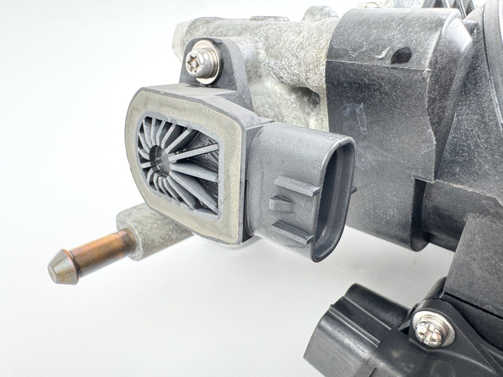 2005 Yamaha 150 HP 4 Stroke Outboard Throttle Body Assembly 63P-14200-00-00 OEM