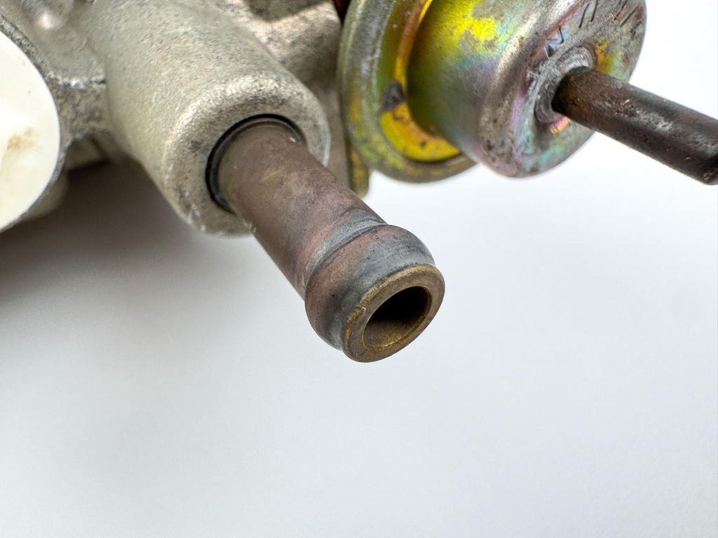 2005 Yamaha 150 HP 4 Stroke Outboard VST Float Chamber Assembly 63P-14180-00-00 OEM