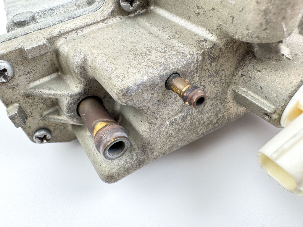 2005 Yamaha 150 HP 4 Stroke Outboard VST Float Chamber Assembly 63P-14180-00-00 OEM