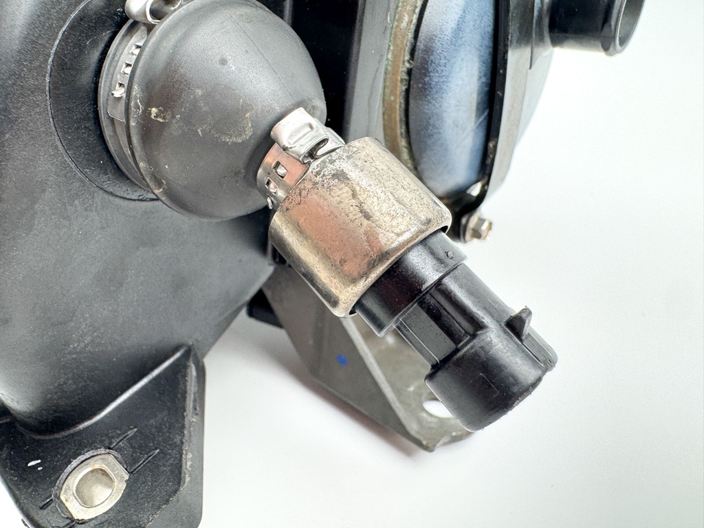 2006 Mercury 275 HP 4 Stroke Outboard CAC Charge Air Cooler 880608T07 OEM