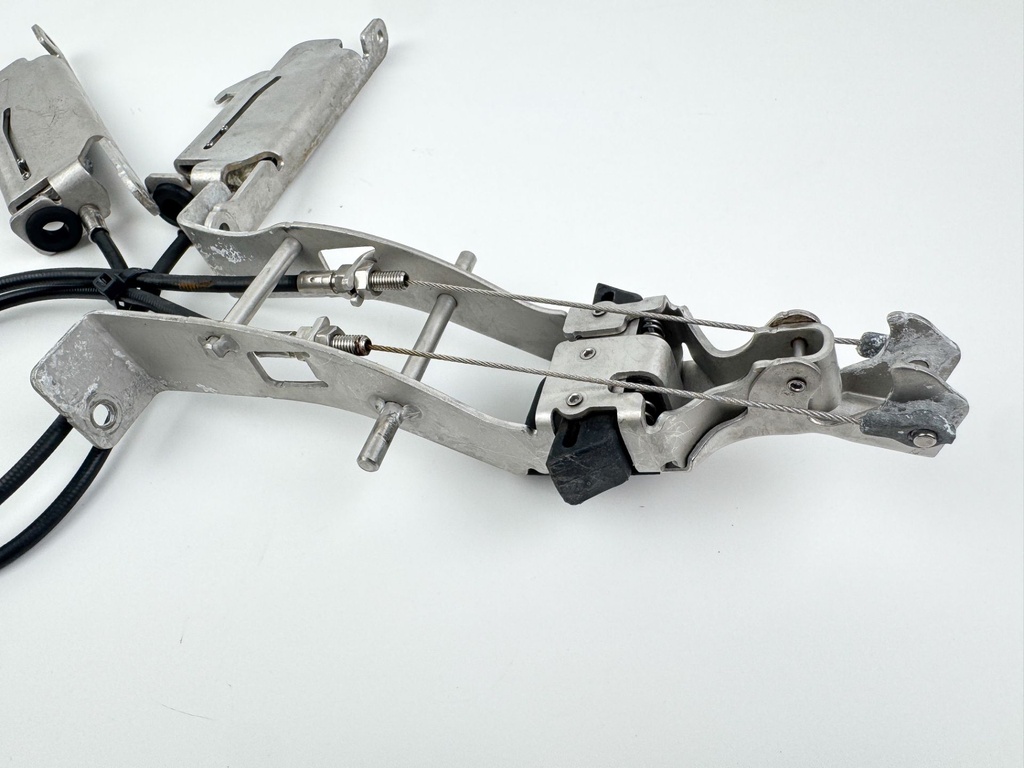 2006 Mercury 275 HP 4 Stroke Outboard Cowling Latch Set 892062T02 OEM