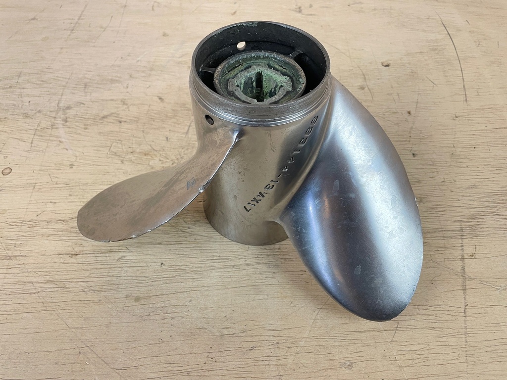 Apollo 13 1/4 x 17" Michigan Wheel RH Stainless Steel Propeller 993144