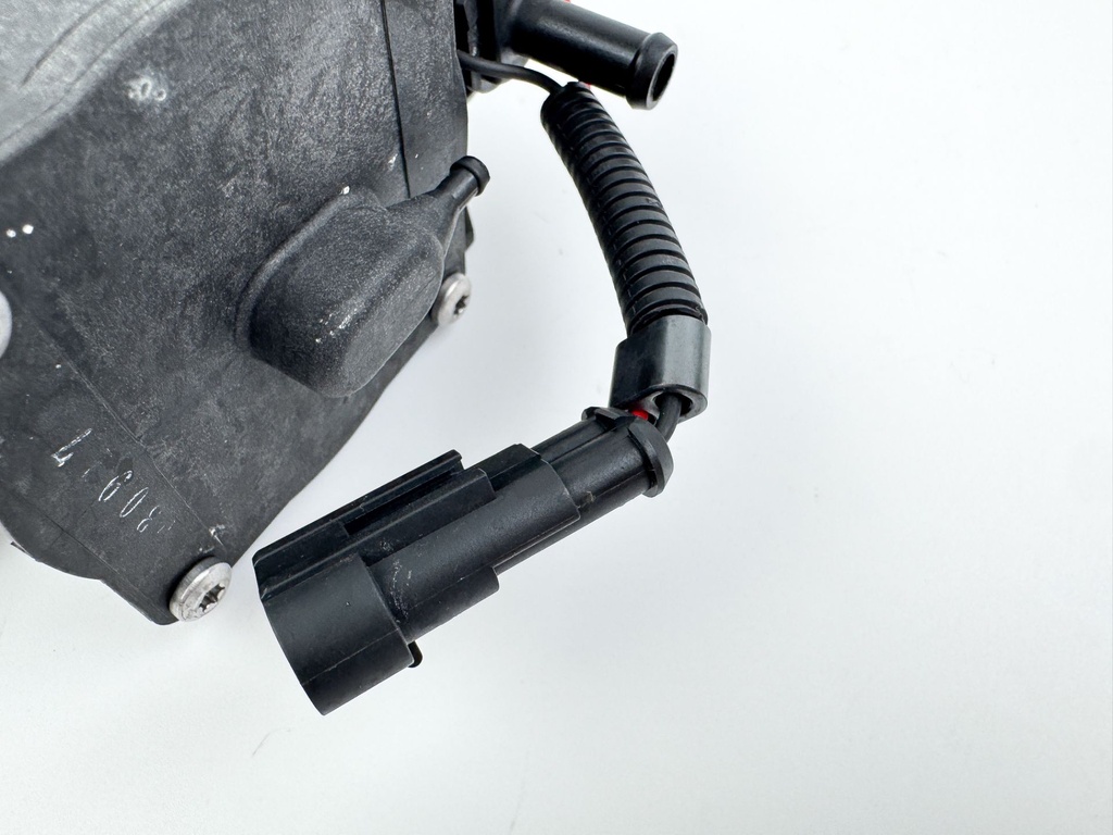 2010 Evinrude 250 HP 2 Stroke Outboard Vapor Separator Tank VST 5006063 OEM