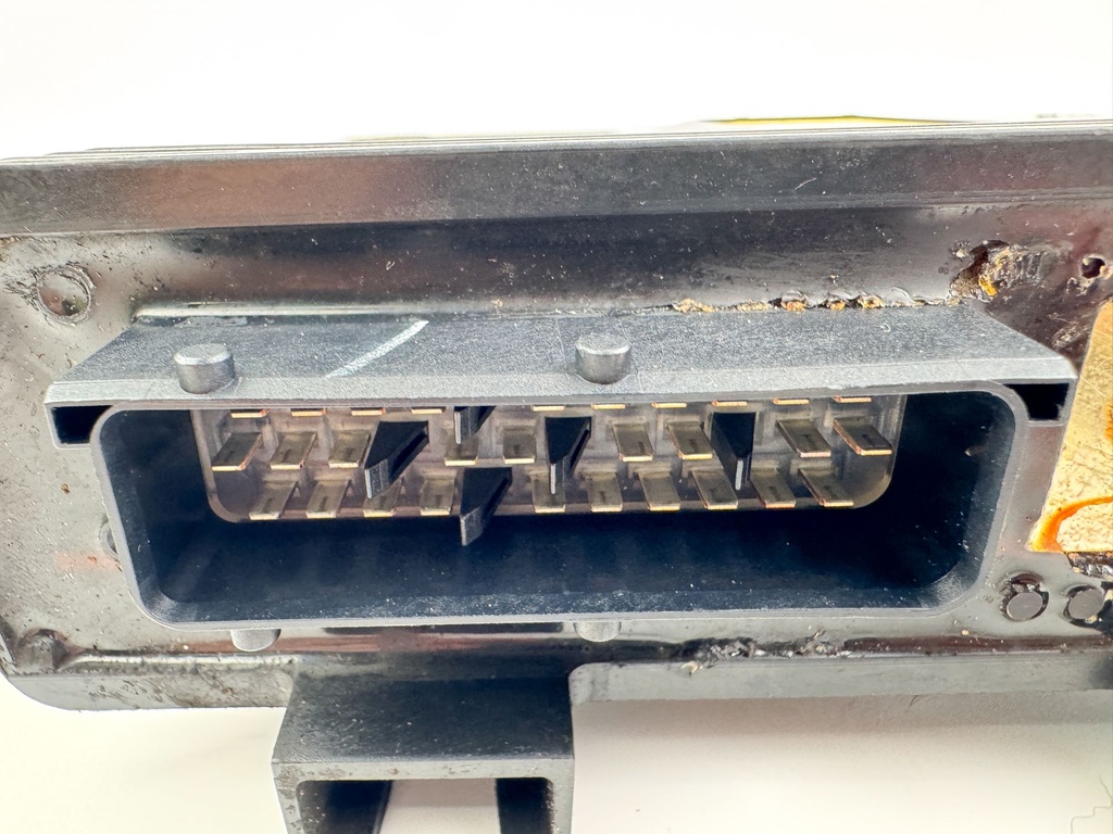 2010 Evinrude 250 HP 2 Stroke Outboard Engine Control Unit ECU EMM 0587048 OEM