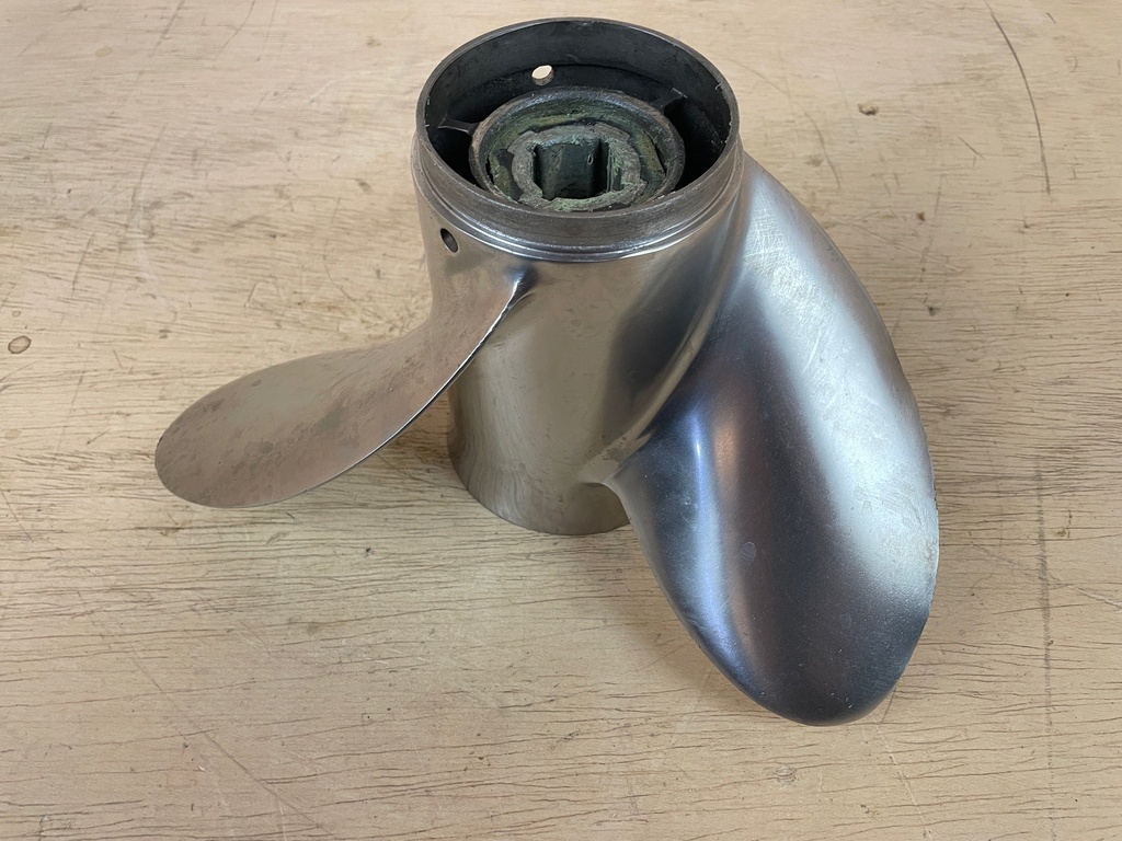 Apollo 13 1/4 x 17" Michigan Wheel RH Stainless Steel Propeller 993144