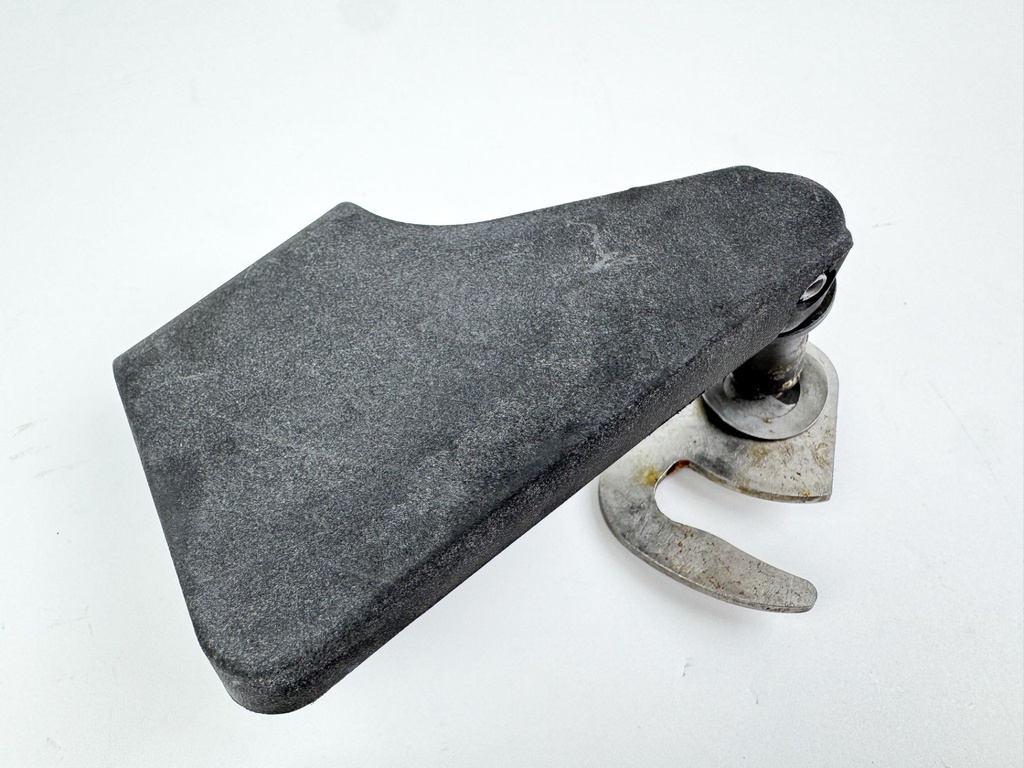 2010 Evinrude 250 HP 2 Stroke Outboard Starboard Latch Handle 5005708 OEM