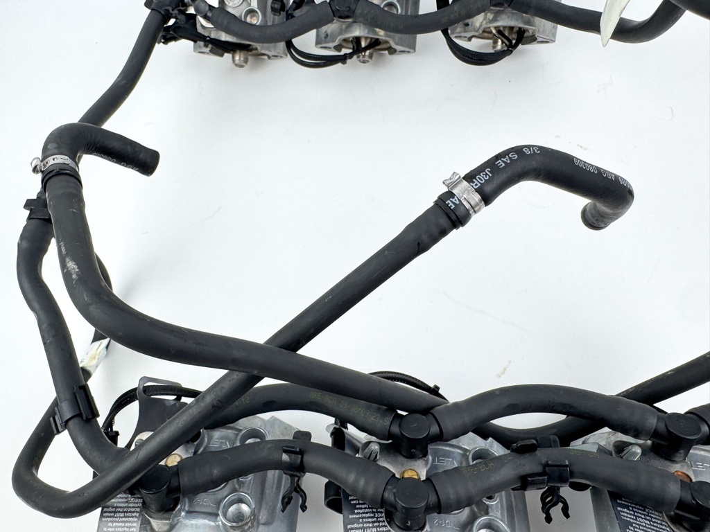 2010 Evinrude 250 HP 2 Stroke Outboard Fuel Injector Set W/ Rail 5007765 OEM