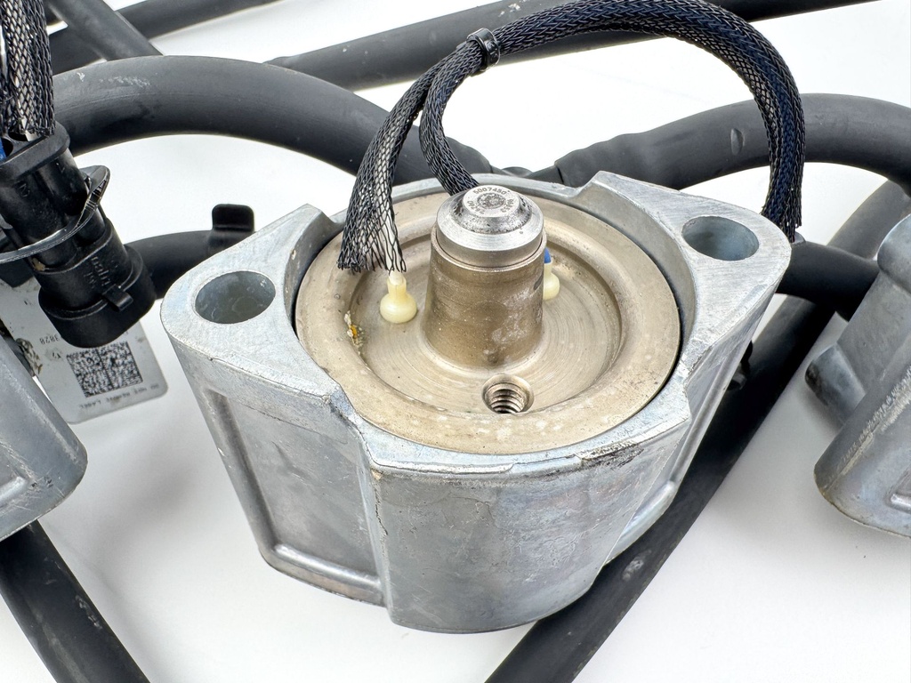 2010 Evinrude 250 HP 2 Stroke Outboard Fuel Injector Set W/ Rail 5007765 OEM