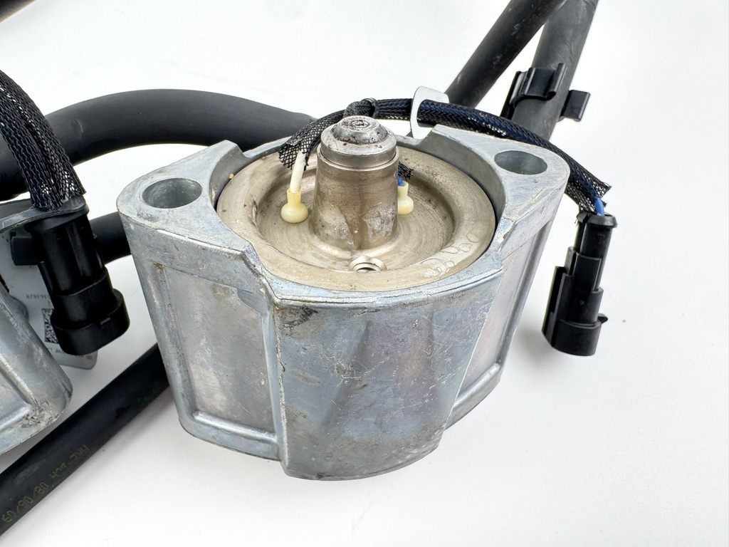 2010 Evinrude 250 HP 2 Stroke Outboard Fuel Injector Set W/ Rail 5007765 OEM