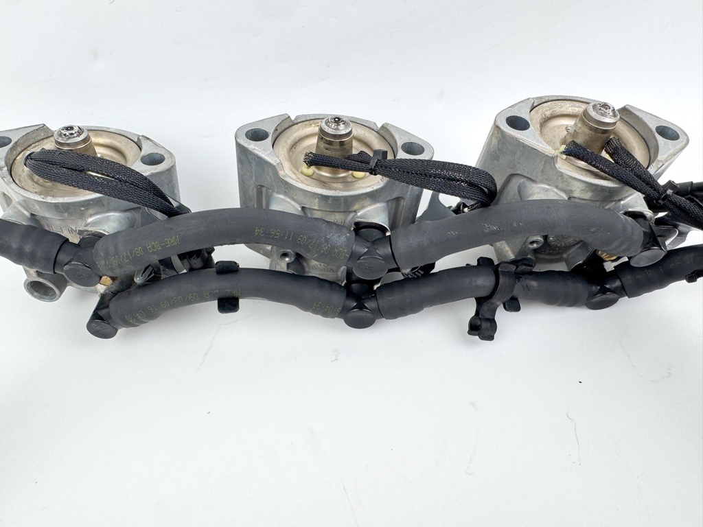 2010 Evinrude 250 HP 2 Stroke Outboard Fuel Injector Set W/ Rail 5007765 OEM