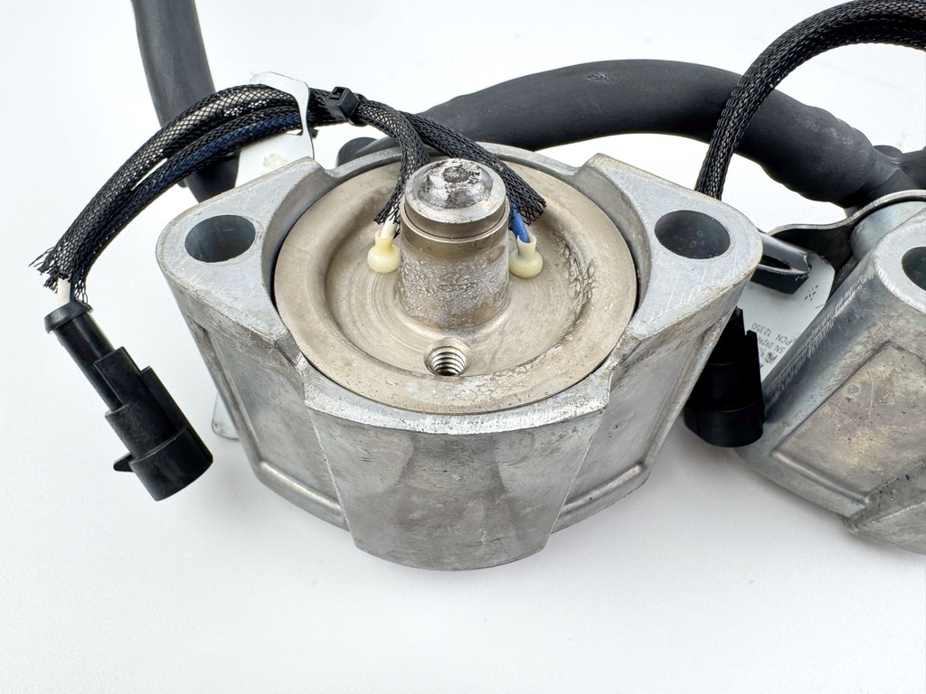 2010 Evinrude 250 HP 2 Stroke Outboard Fuel Injector Set W/ Rail 5007765 OEM