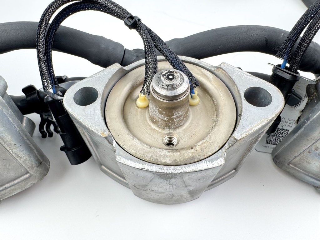 2010 Evinrude 250 HP 2 Stroke Outboard Fuel Injector Set W/ Rail 5007765 OEM