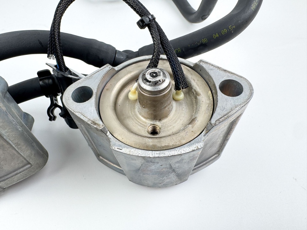 2010 Evinrude 250 HP 2 Stroke Outboard Fuel Injector Set W/ Rail 5007765 OEM