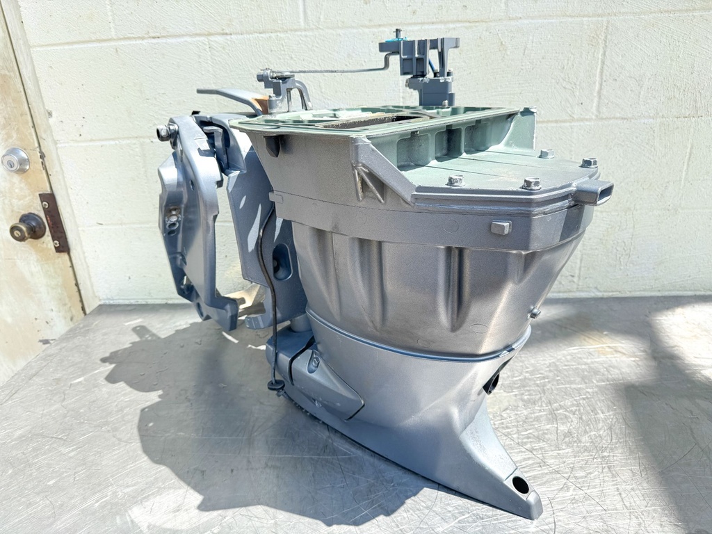 Yamaha 150 HP 4 Stroke Outboard Midsection W/ Exhaust Guide Good Condition