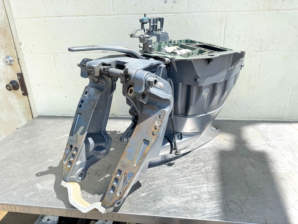 Yamaha 150 HP 4 Stroke Outboard Midsection W/ Exhaust Guide Good Condition