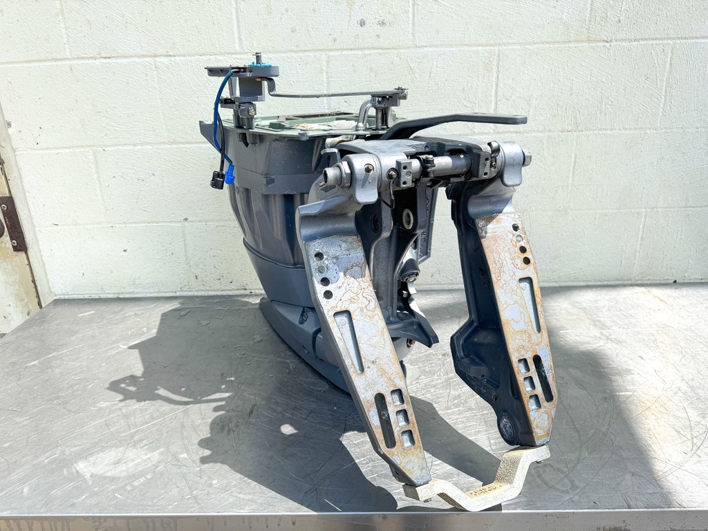 Yamaha 150 HP 4 Stroke Outboard Midsection W/ Exhaust Guide Good Condition
