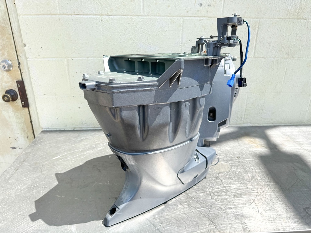 Yamaha 150 HP 4 Stroke Outboard Midsection W/ Exhaust Guide Good Condition