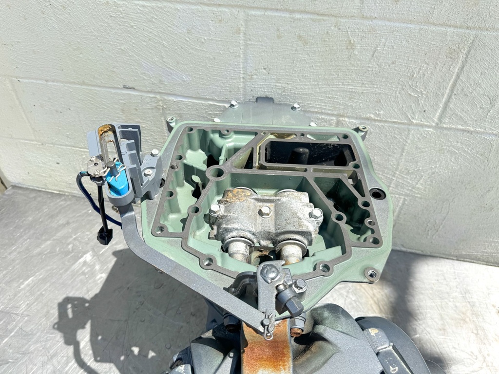 Yamaha 150 HP 4 Stroke Outboard Midsection W/ Exhaust Guide Good Condition