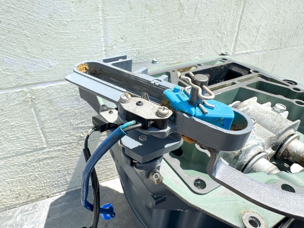 Yamaha 150 HP 4 Stroke Outboard Midsection W/ Exhaust Guide Good Condition