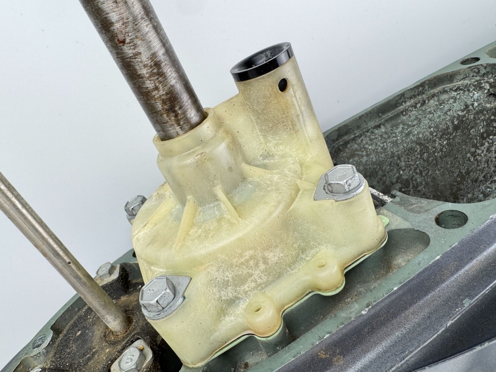 2004 + Yamaha 150HP 4 Stroke 25" Shaft Lower Unit Gear Case RH Ready To Install