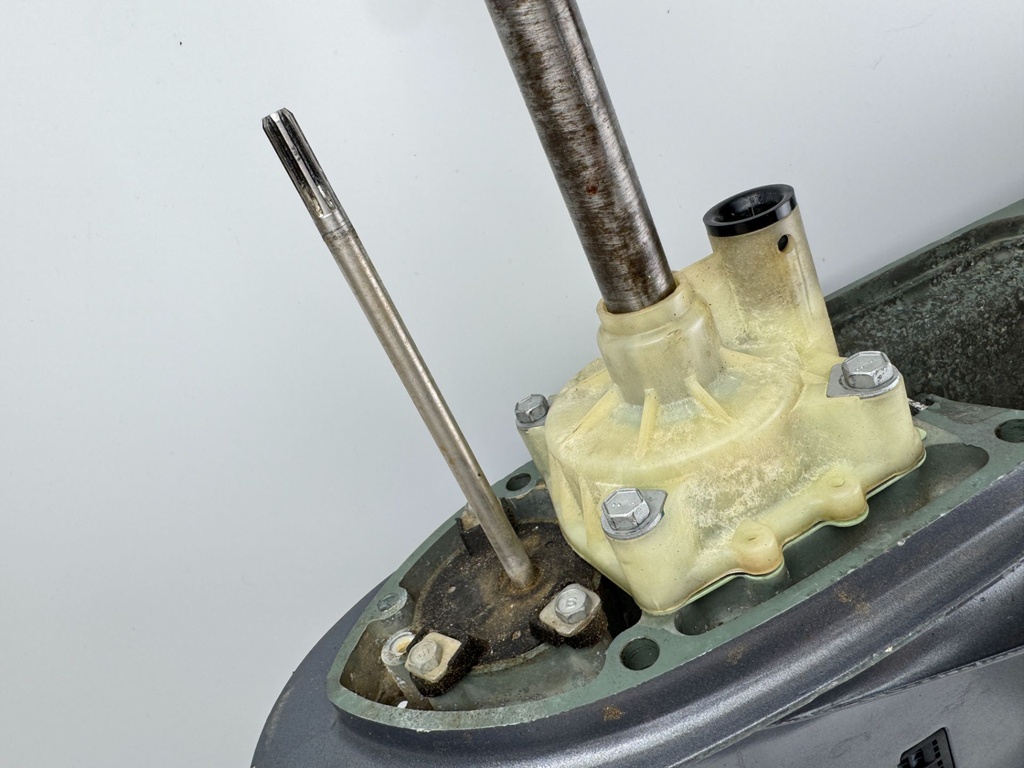 2004 + Yamaha 150HP 4 Stroke 25" Shaft Lower Unit Gear Case RH Ready To Install