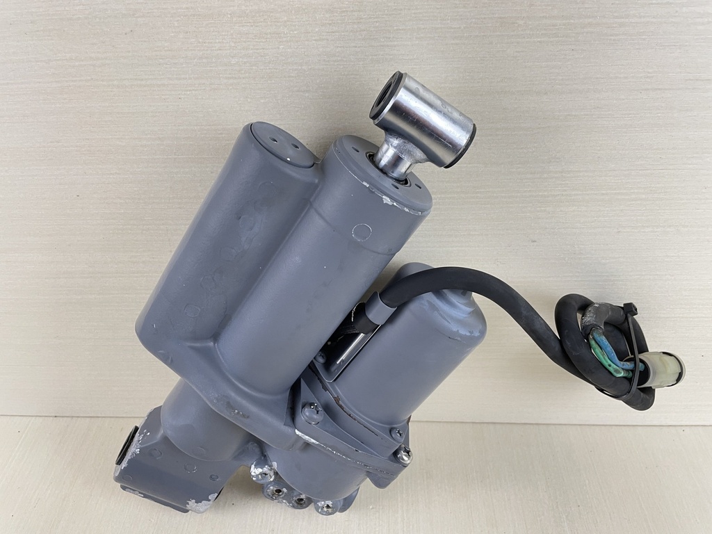 1998 Honda 50HP 4 Stroke Outboard Power Trim & Tilt Unit Assembly 56000-ZV5-823ZA