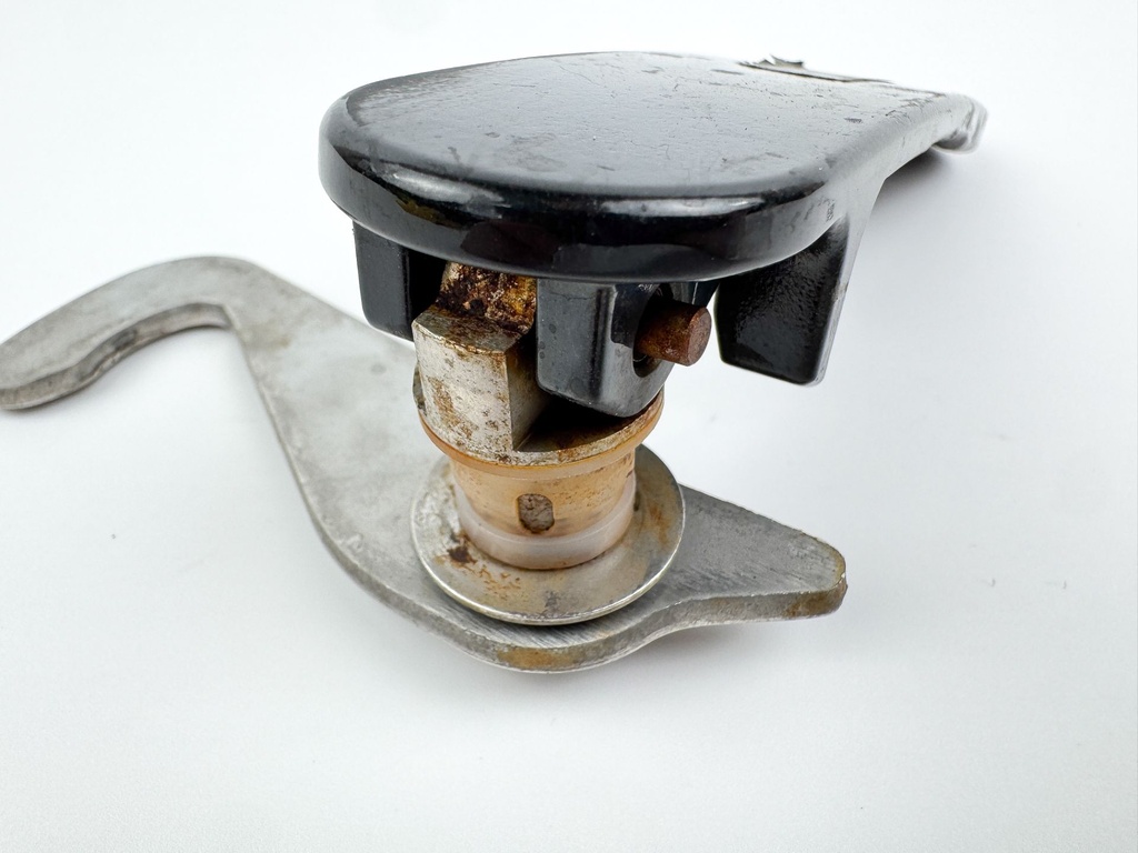 2010 Suzuki 250 HP 4 Stroke Outboard Starboard Latch Handle 61633-93J00-0EP OEM