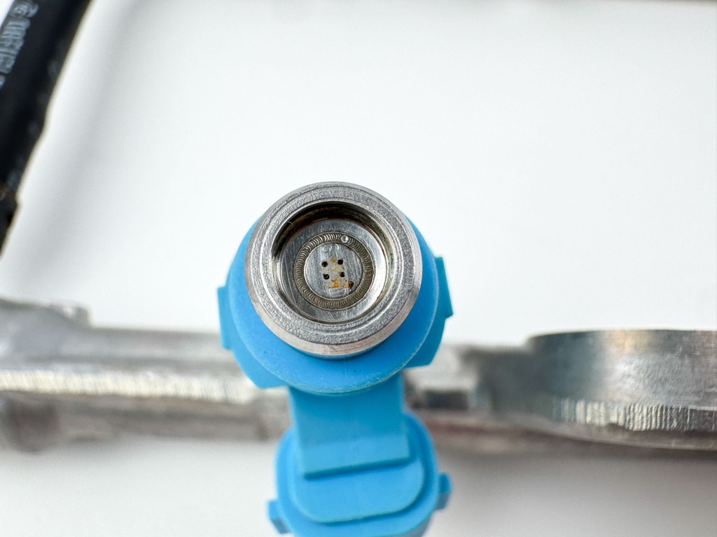 2010 Suzuki 250 HP 4 Stroke Outboard Port Fuel Injector Set W/ Rail 15710-93J00 OEM