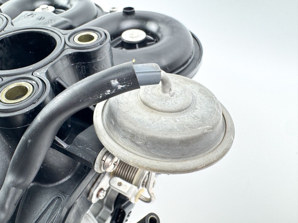 2010 Suzuki 250 HP 4 Stroke Outboard Air Intake Collector 13130-93J21 OEM