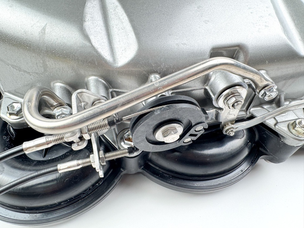 2010 Suzuki 250 HP 4 Stroke Outboard Air Intake Collector 13130-93J21 OEM