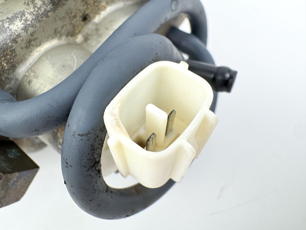 2003 Yamaha 115 HP 4 Stroke Outboard VST Float Chamber Assembly 68V-14180-01-00 Cleaned