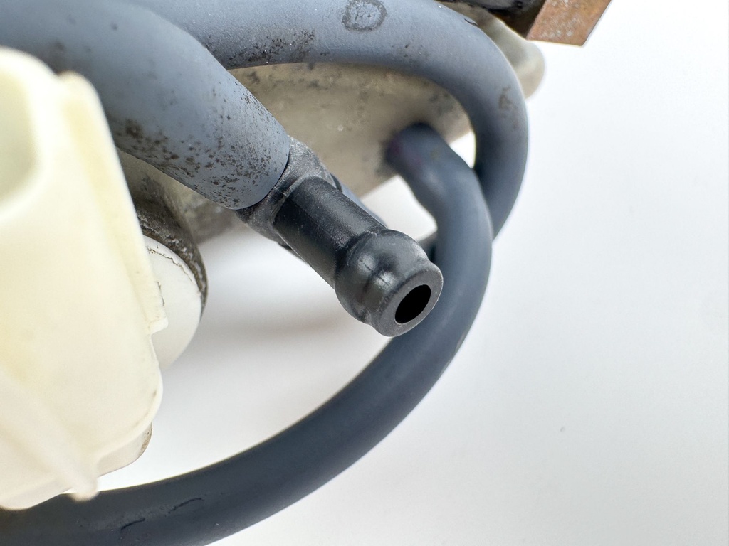 2003 Yamaha 115 HP 4 Stroke Outboard VST Float Chamber Assembly 68V-14180-01-00 Cleaned